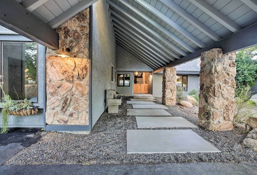 Family Retreat   Private Tennis Court & Game Room