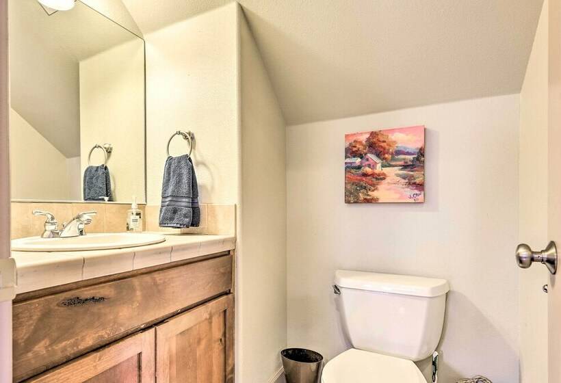 Family Friendly Bend Home W/ Hot Tub & Yard!