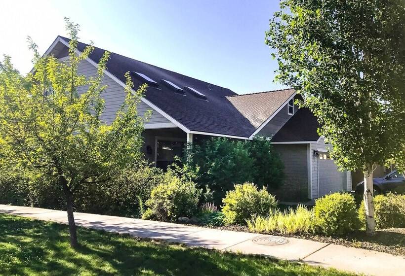 Family Friendly Bend Home W/ Hot Tub & Yard!