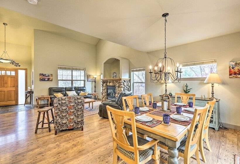 Family Friendly Bend Home W/ Hot Tub & Yard!