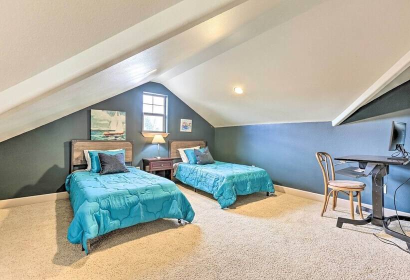 Family Friendly Bend Home W/ Hot Tub & Yard!