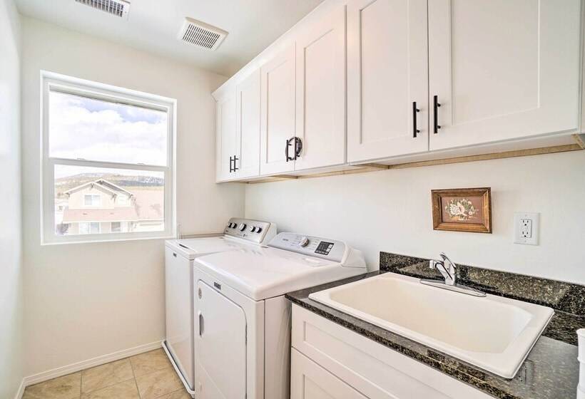 Flagstaff Area Family Home W/ Hot Tub & Patio