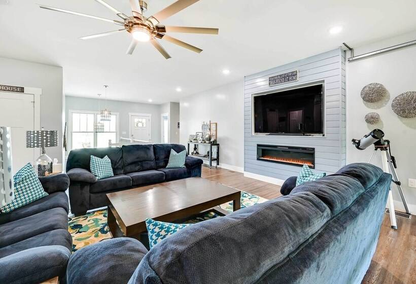 Family Friendly Russell Springs Home W/ Game Room!