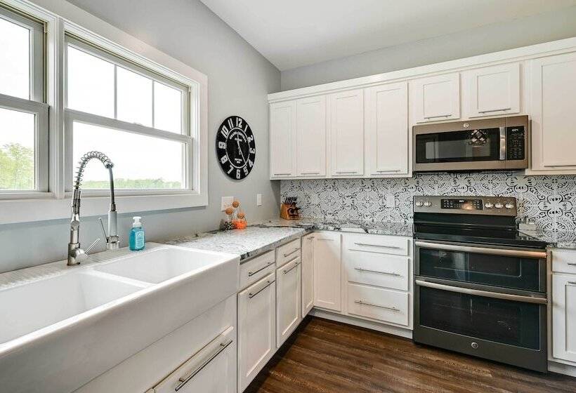 Family Friendly Russell Springs Home W/ Game Room!