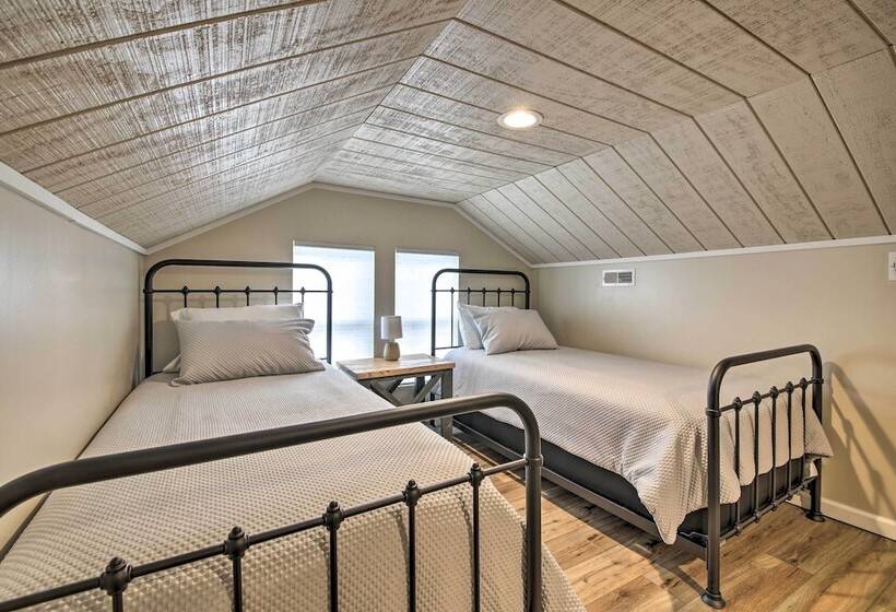 Farm Style Ste. Genevieve Retreat W/ Fire Pit!