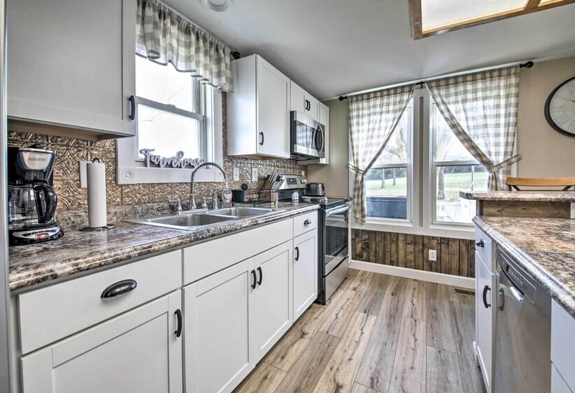 Farm Style Ste. Genevieve Retreat W/ Fire Pit!