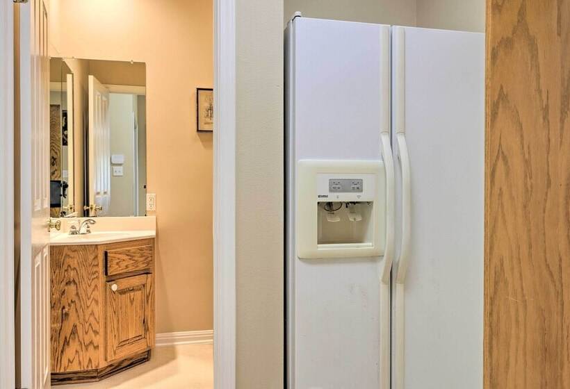 Fox Ridge Farmhouse    Hill Country Getaway!