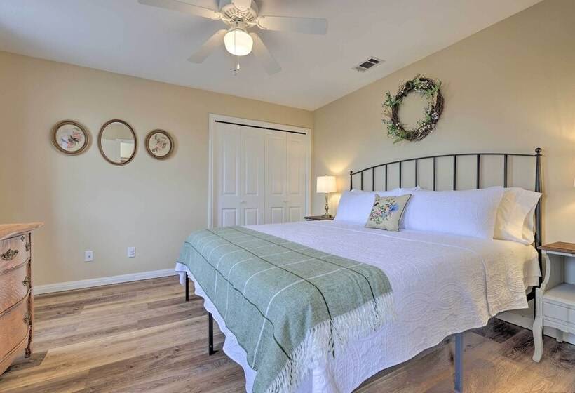 Fox Ridge Farmhouse    Hill Country Getaway!