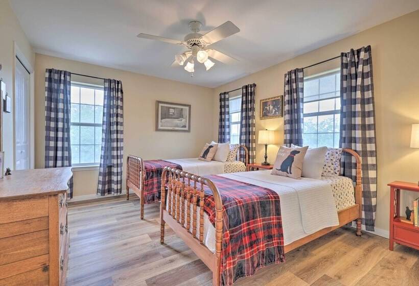 Fox Ridge Farmhouse    Hill Country Getaway!