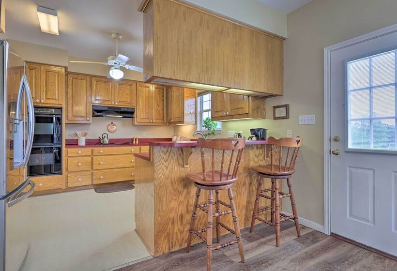 Fox Ridge Farmhouse    Hill Country Getaway!