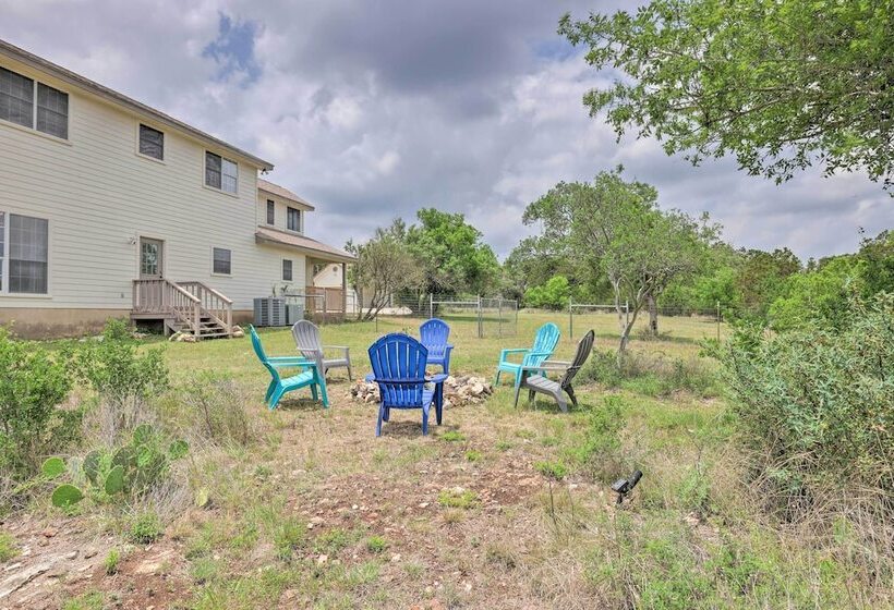 Fox Ridge Farmhouse    Hill Country Getaway!