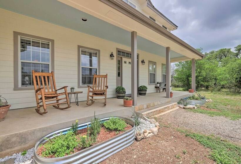 Fox Ridge Farmhouse    Hill Country Getaway!