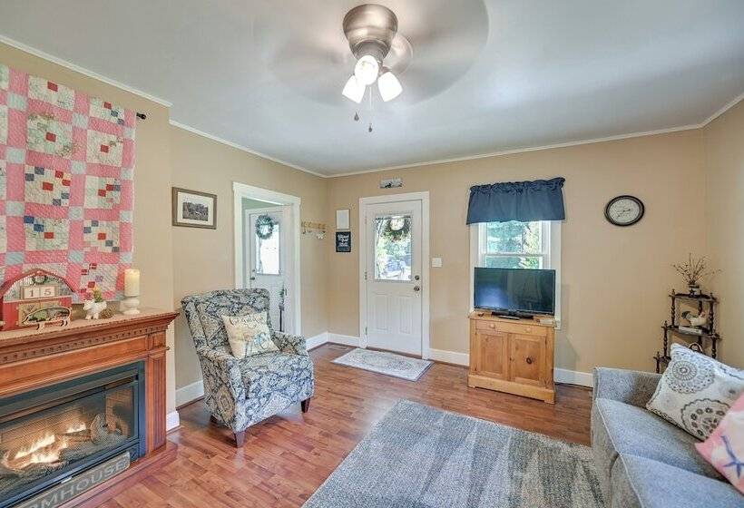 Grandma S Farm House  On 125 Acres W/ Fire Pit!