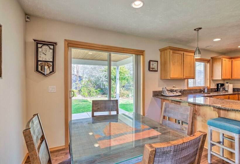 Hammond Home 2 Blocks To Marina & Columbia River!