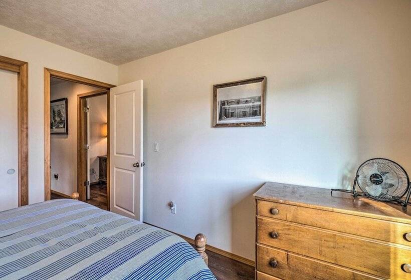 Hammond Home 2 Blocks To Marina & Columbia River!