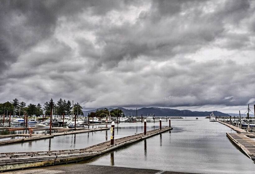 Hammond Home 2 Blocks To Marina & Columbia River!