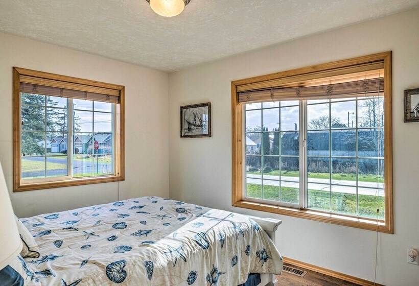 Hammond Home 2 Blocks To Marina & Columbia River!