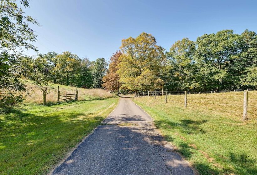 Hidden Hollow  Family Home In Amish Country!