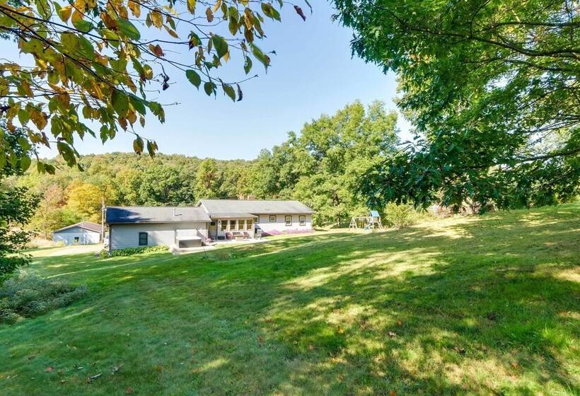 Hidden Hollow  Family Home In Amish Country!