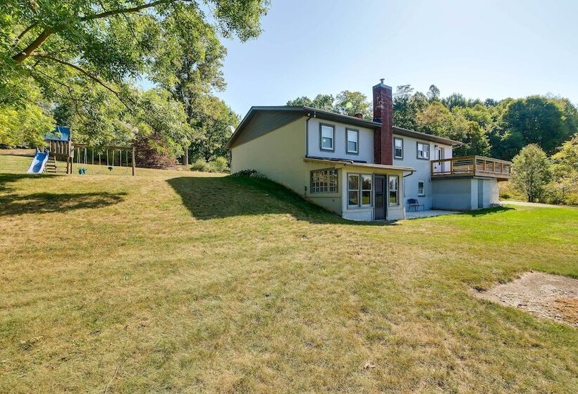 Hidden Hollow  Family Home In Amish Country!