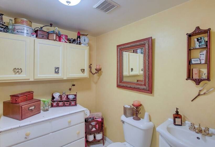 Historic Home W/ Sunroom   5 Mi To Lambeau Field!