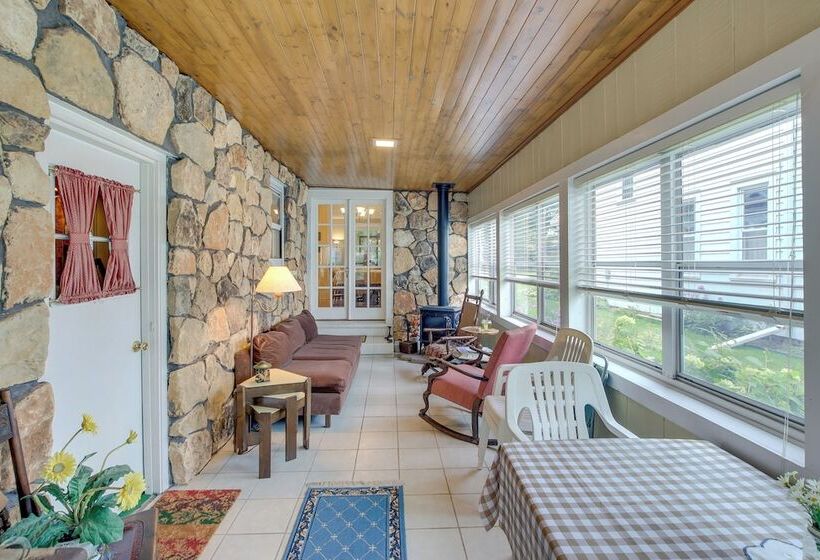 Historic Home W/ Sunroom   5 Mi To Lambeau Field!