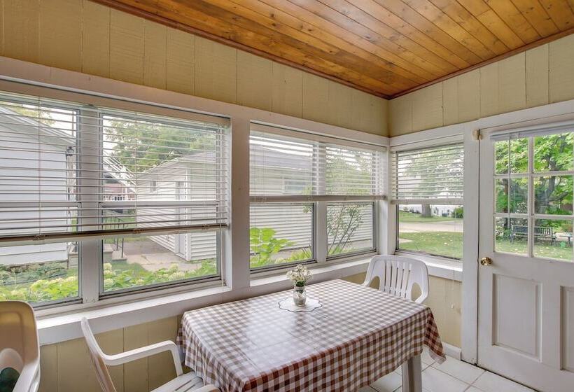 Historic Home W/ Sunroom   5 Mi To Lambeau Field!