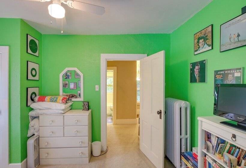 Historic Home W/ Sunroom   5 Mi To Lambeau Field!