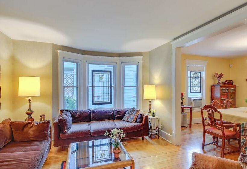 Historic Home W/ Sunroom   5 Mi To Lambeau Field!