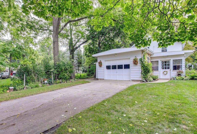 Historic Home W/ Sunroom   5 Mi To Lambeau Field!