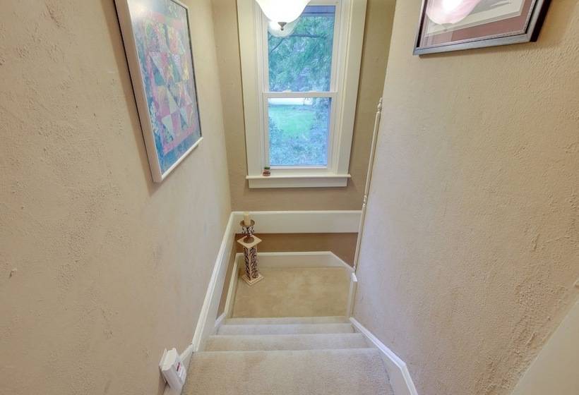 Historic Home W/ Sunroom   5 Mi To Lambeau Field!