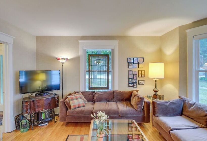 Historic Home W/ Sunroom   5 Mi To Lambeau Field!