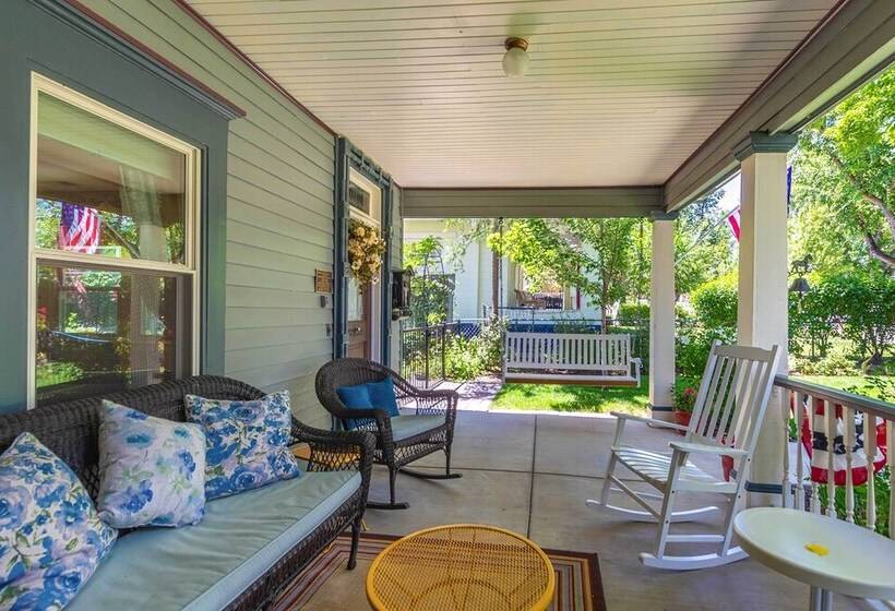 Walk To Dtwn: Historic Prescott Home W/ Yard!