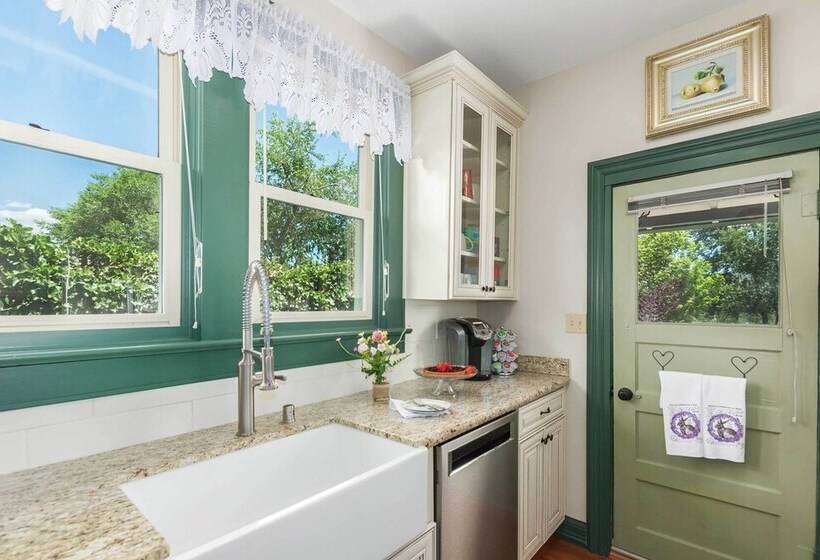 Walk To Dtwn: Historic Prescott Home W/ Yard!