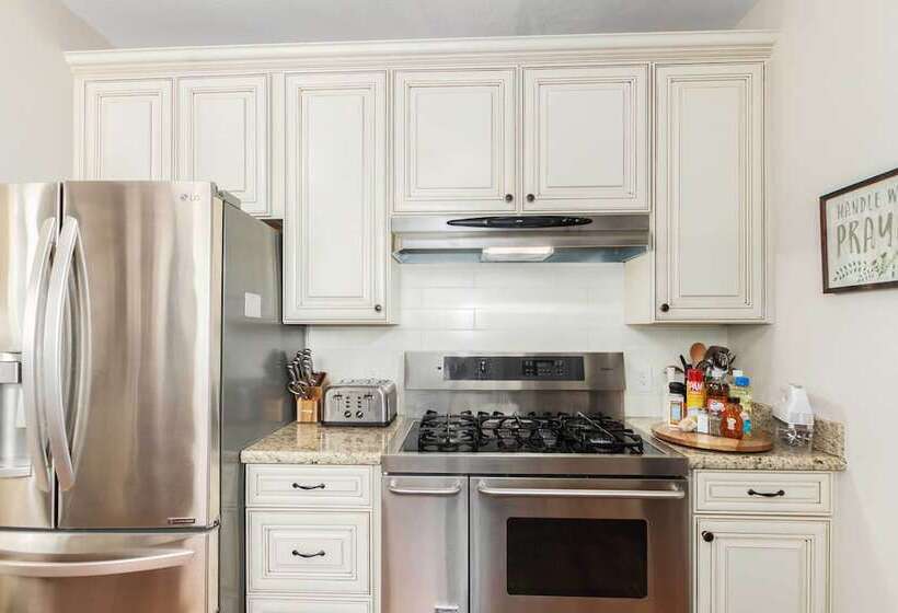 Walk To Dtwn: Historic Prescott Home W/ Yard!