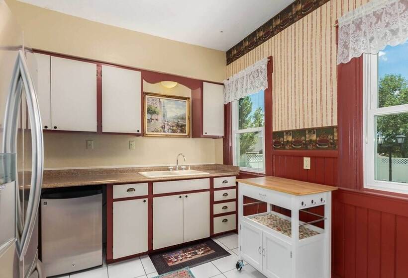 Walk To Dtwn: Historic Prescott Home W/ Yard!