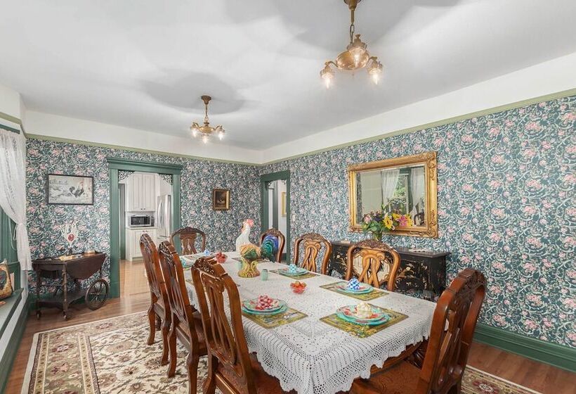 Walk To Dtwn: Historic Prescott Home W/ Yard!