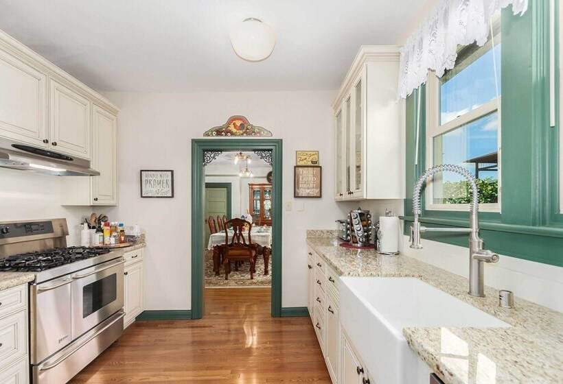 Walk To Dtwn: Historic Prescott Home W/ Yard!