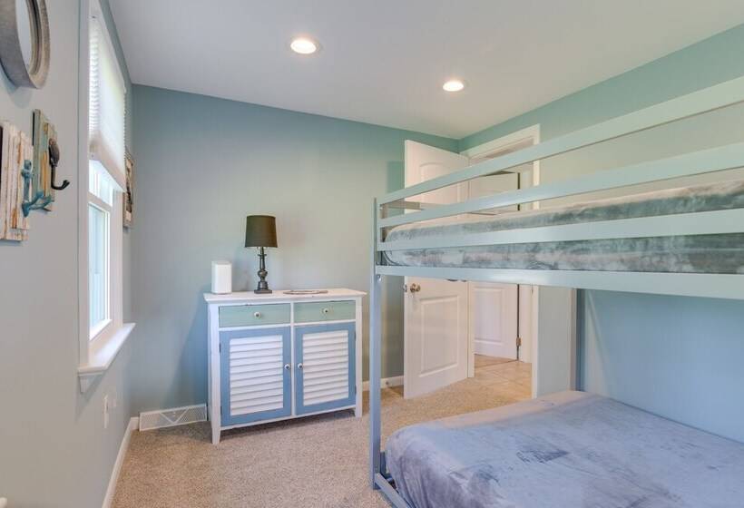Idyllic Retreat W/ Lake Views   Near Marina!