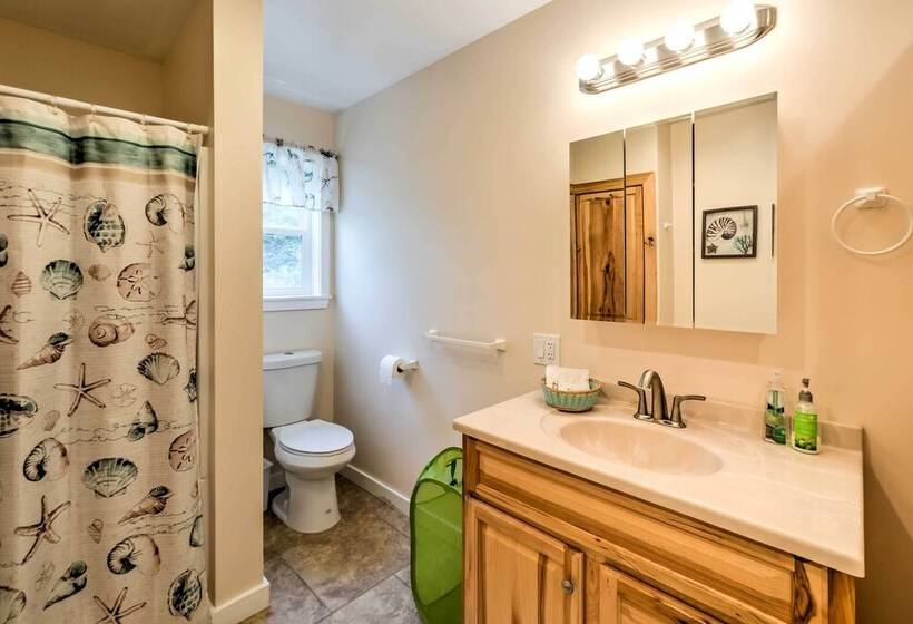 Herron Island Cabin W/ Deck: Walk To Beach!