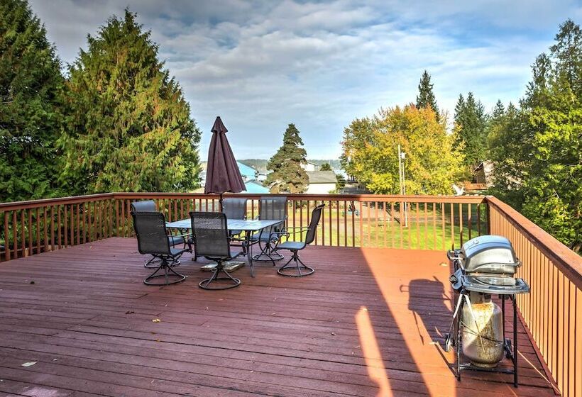 Herron Island Cabin W/ Deck: Walk To Beach!