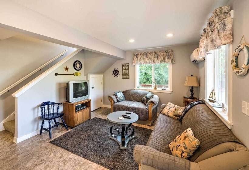 Herron Island Cabin W/ Deck: Walk To Beach!