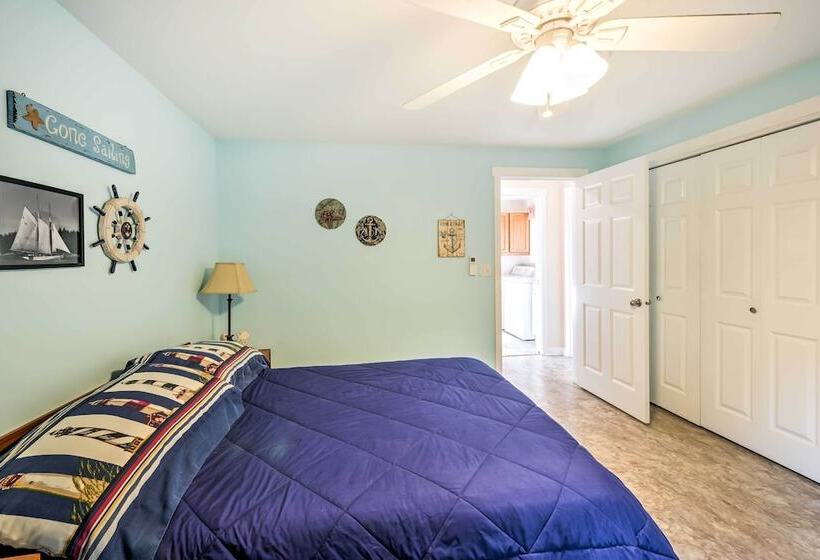 Herron Island Cabin W/ Deck: Walk To Beach!