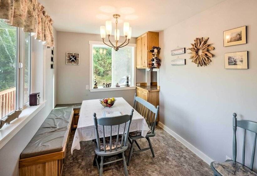 Herron Island Cabin W/ Deck: Walk To Beach!