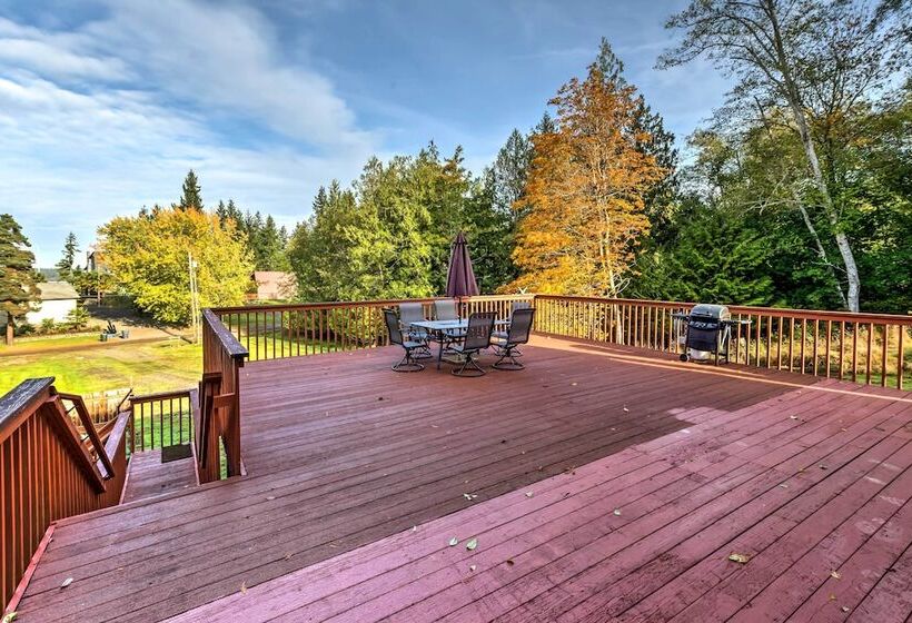 Herron Island Cabin W/ Deck: Walk To Beach!