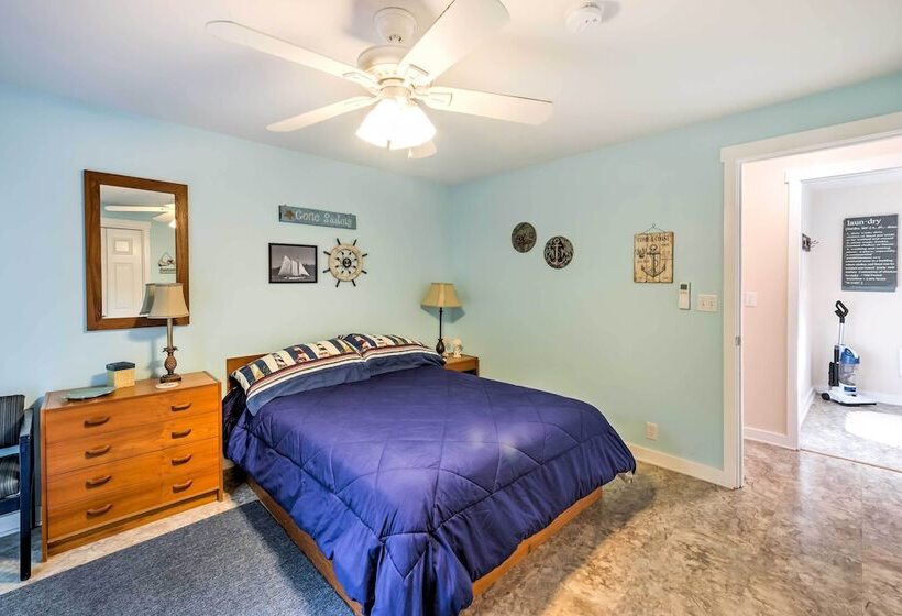 Herron Island Cabin W/ Deck: Walk To Beach!