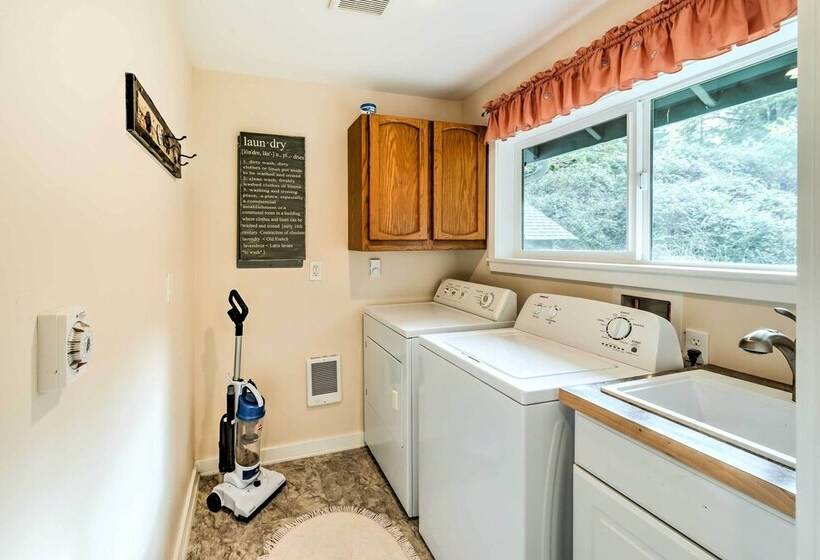 Herron Island Cabin W/ Deck: Walk To Beach!