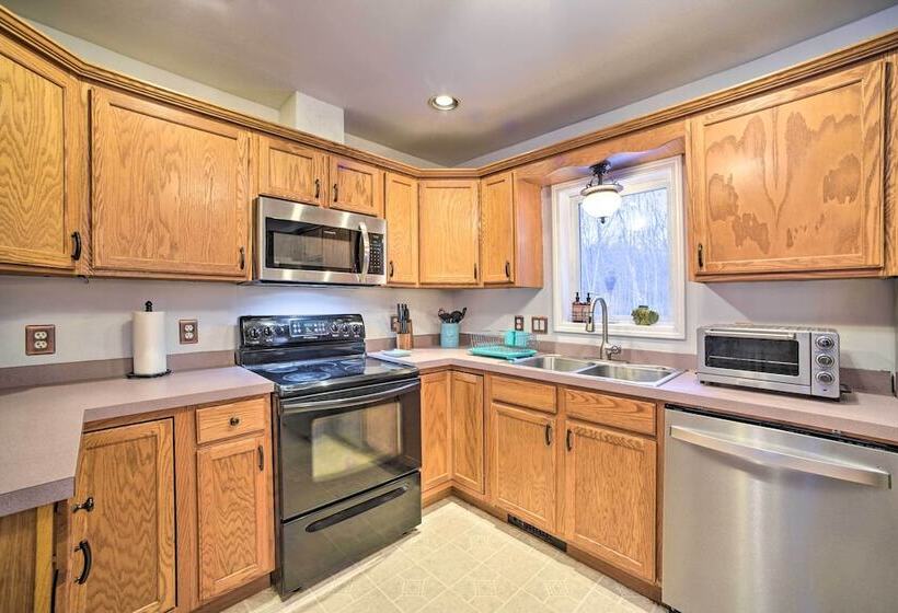 Family Friendly Saugerties Home W/ Hot Tub & Games