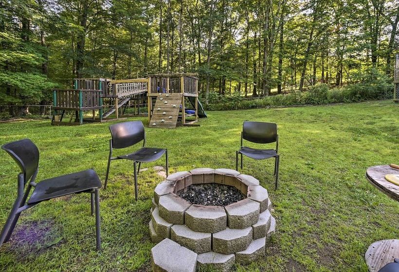 Family Friendly Saugerties Home W/ Hot Tub & Games