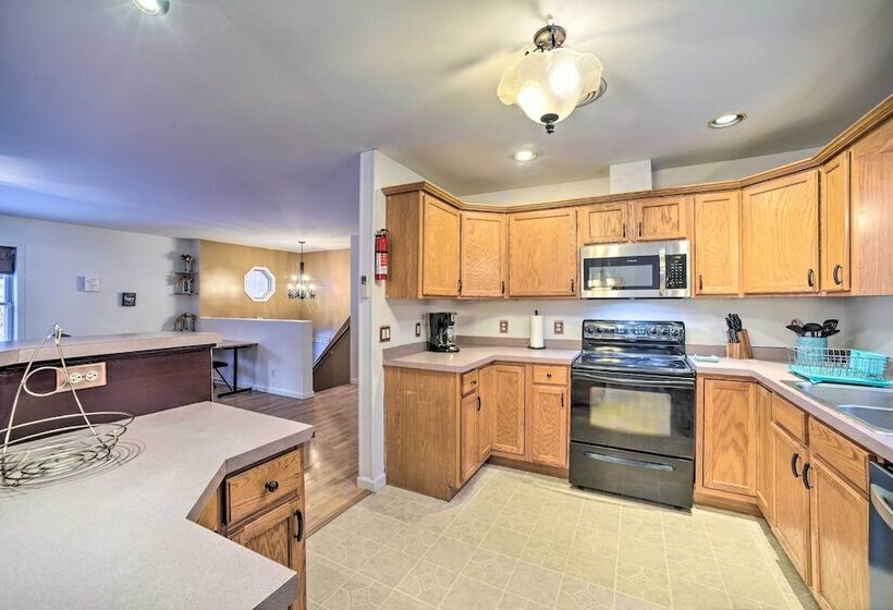 Family Friendly Saugerties Home W/ Hot Tub & Games